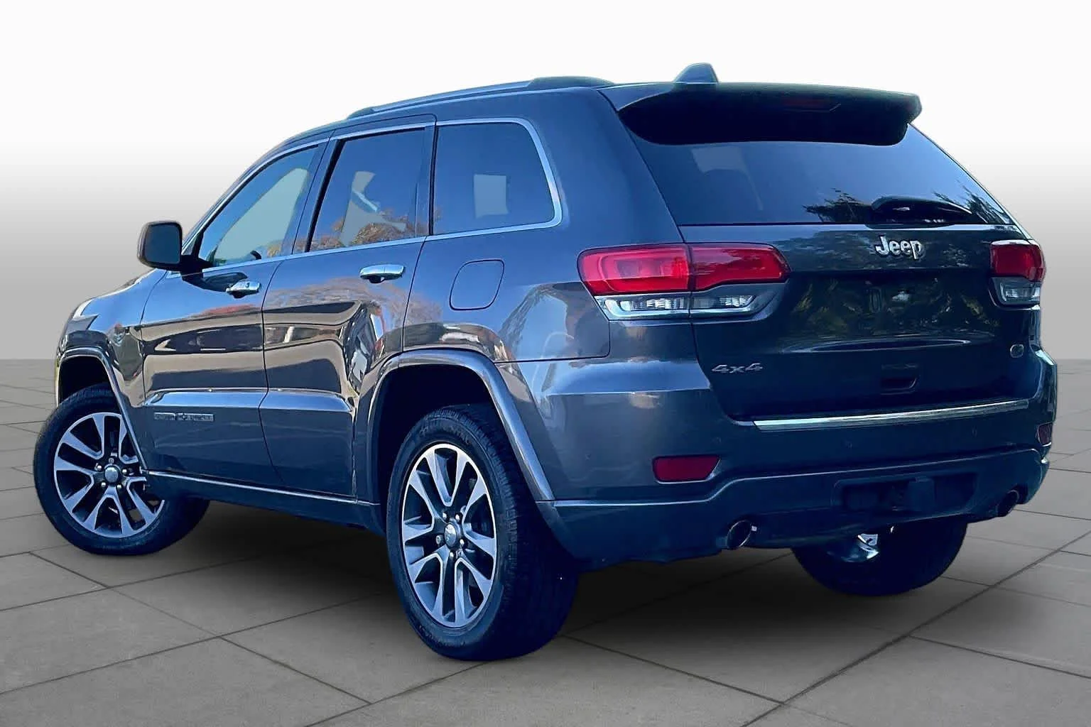 Used 2017 Granite Crystal Metallic Clearcoat Jeep Overland image 10