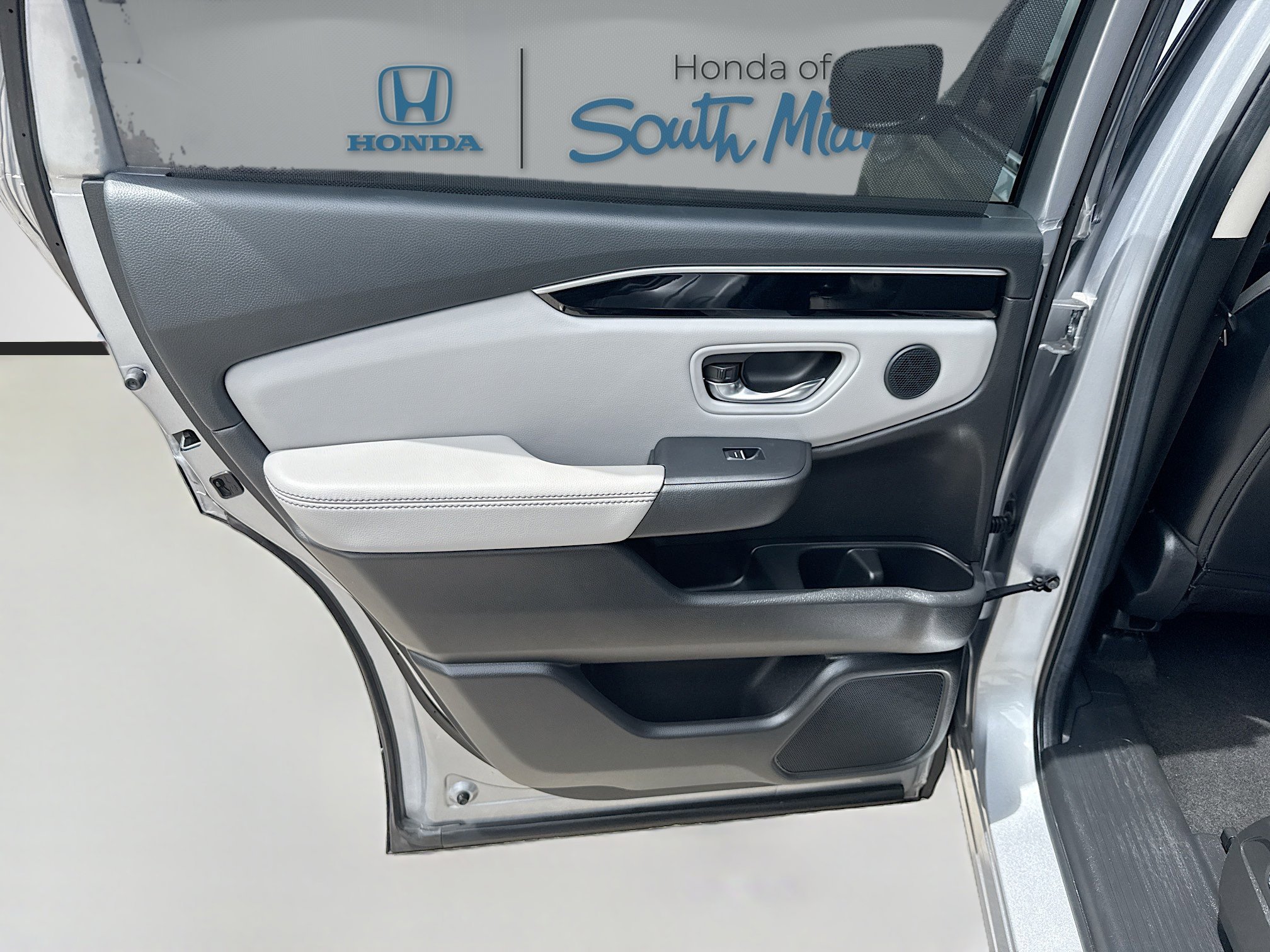 Used 2024 Lunar Silver Metallic Honda EX-L 8 Passenger image 25