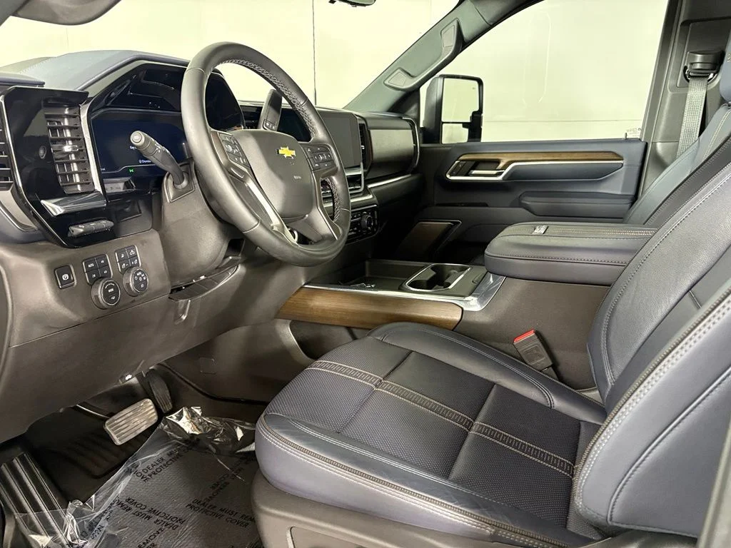 Used 2025 Gray Chevrolet High Country image 27