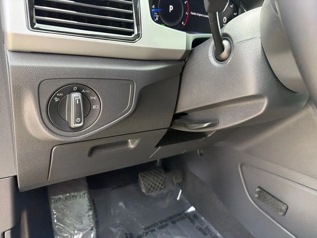 Used 2022  Volkswagen 2.0T SE w/Technology image 19