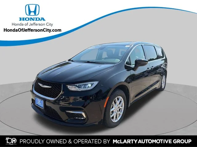 Used 2024 Diamond Black Chrysler Touring L image 1