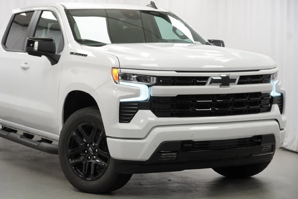 New 2026 Summit White Chevrolet RST image 9