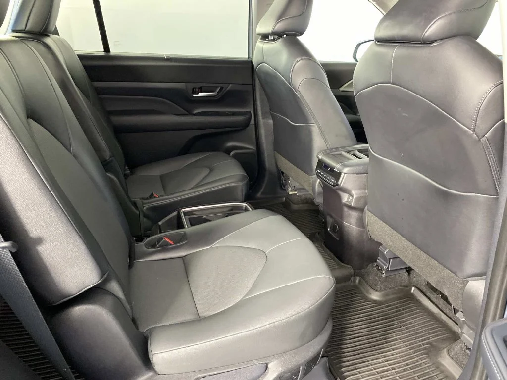 Used 2025 Cloud Toyota XLE image 11