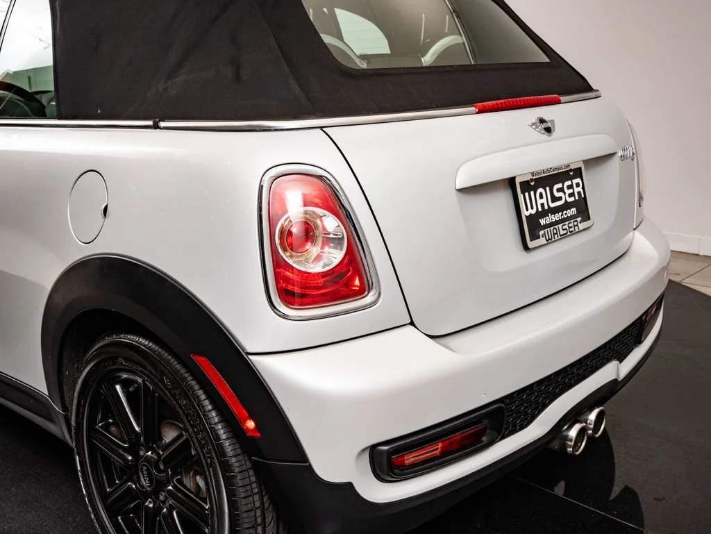 Used 2014 White Silver MINI  image 17