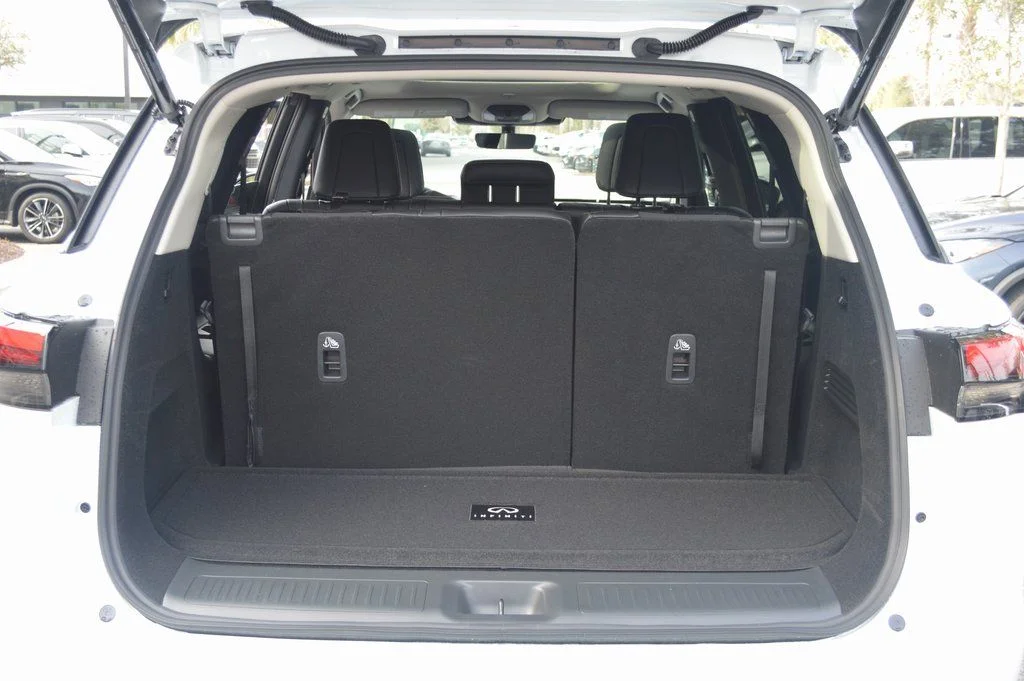 Certified Used 2026 White INFINITI LUXE image 38