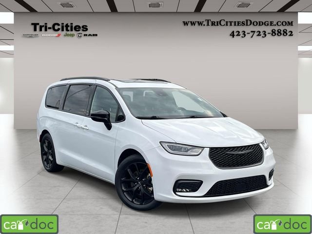 Used 2025 White Chrysler Limited image 1