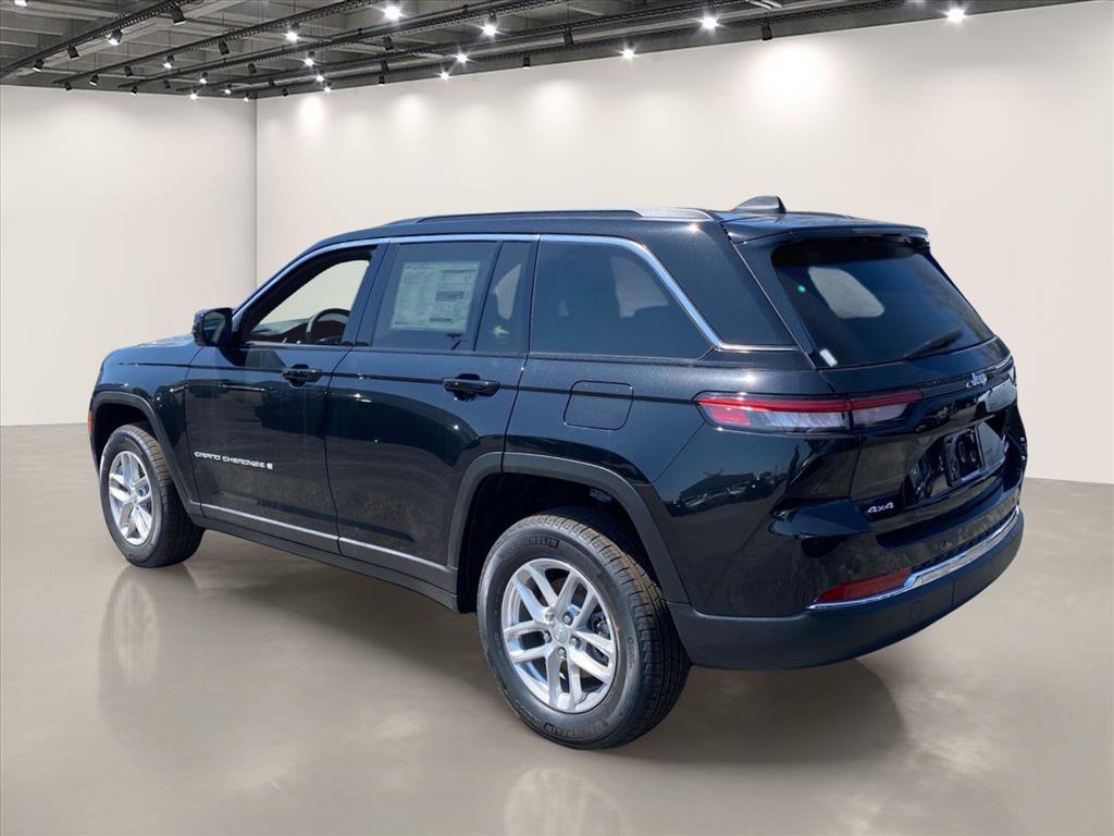 New 2026 Diamond Black Crystal Pearl-Coat Exterior Paint Jeep Laredo X image 3