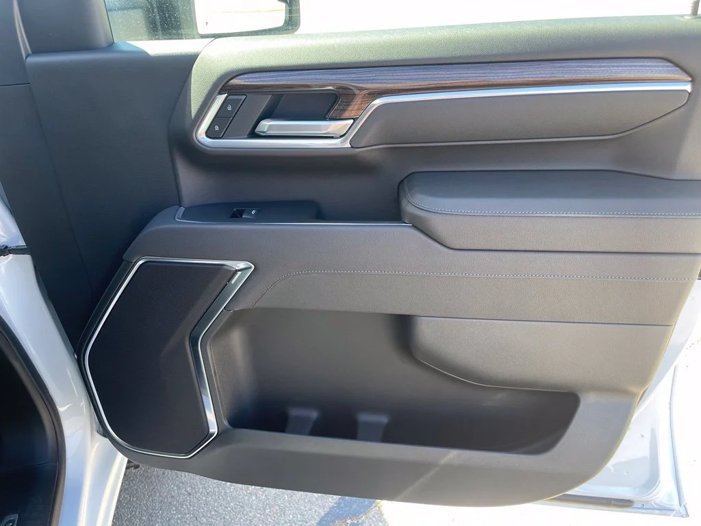 New 2026 Summit White Chevrolet LT DRW image 26