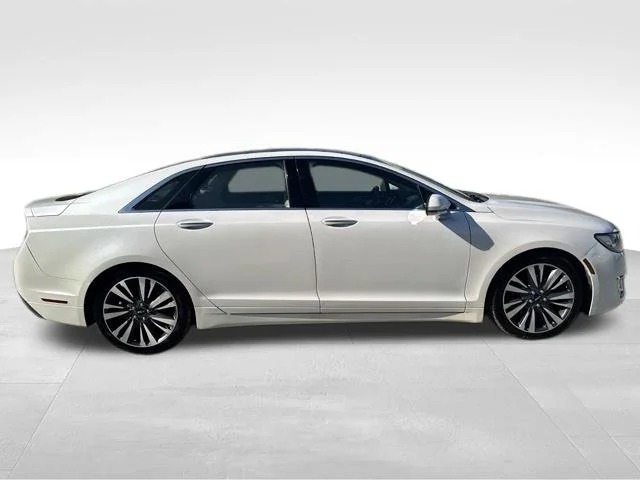 Used 2017 White Lincoln Reserve image 9