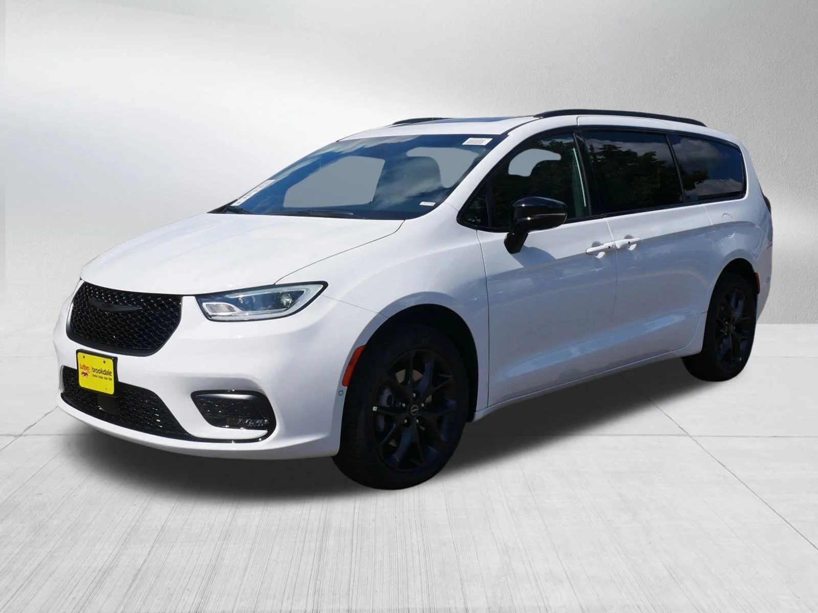 New 2026 Bright White Clear-Coat Exterior Paint Chrysler Limited image 3