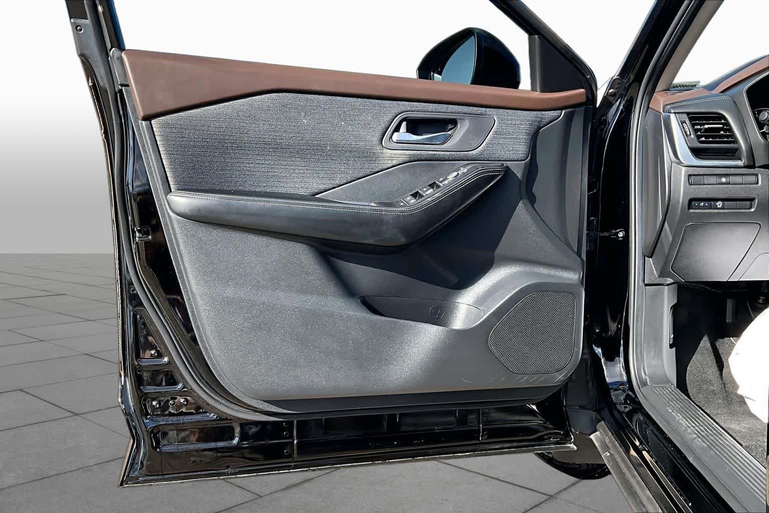 Used 2023 Super Black Nissan SV image 19