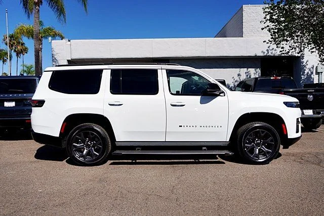 New 2026 Bright White Clear-Coat Exterior Paint Jeep Limited Altitude image 6