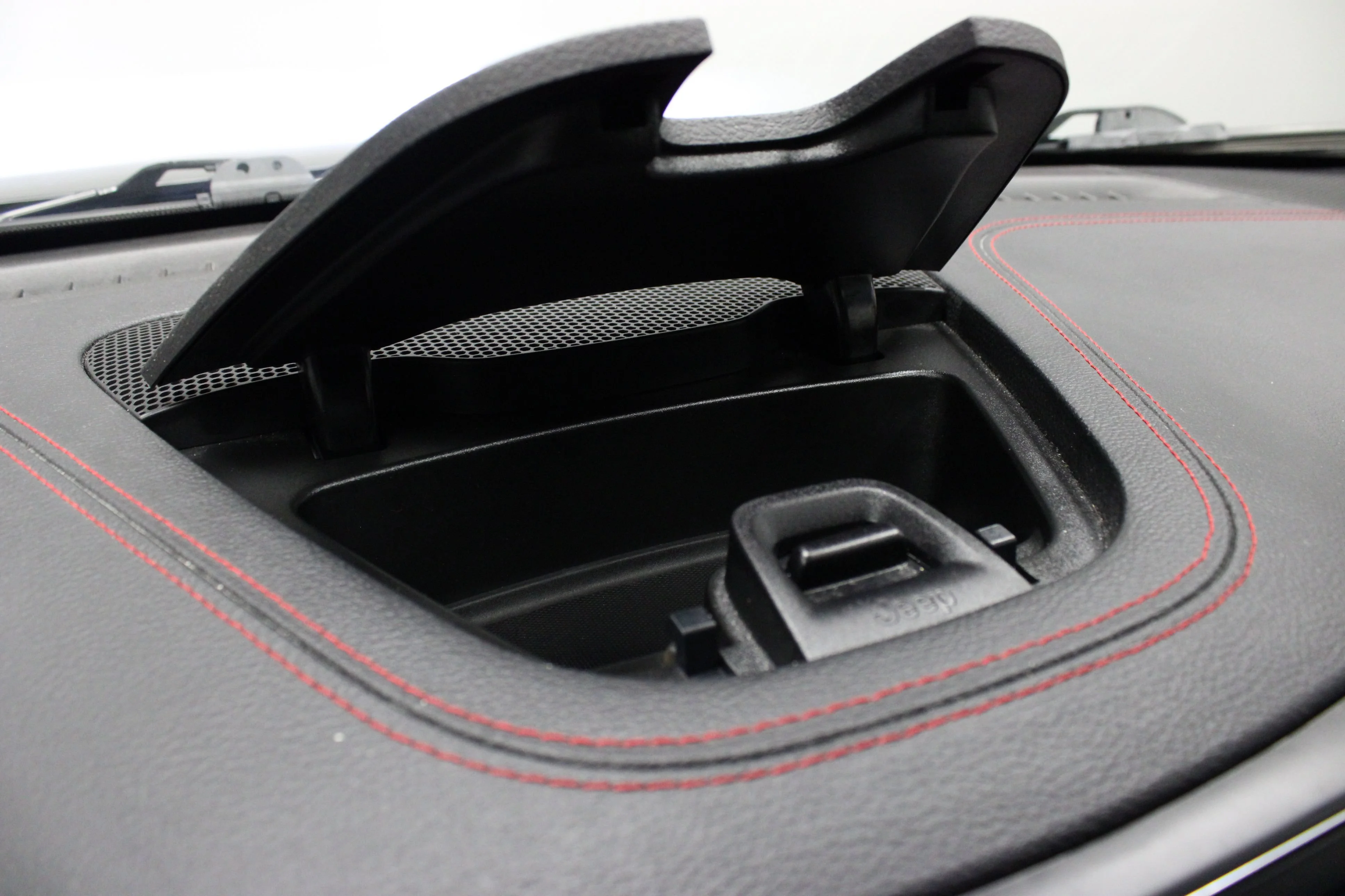 Used 2022 Diamond Black Crystal Pearlcoat Jeep Trailhawk image 22