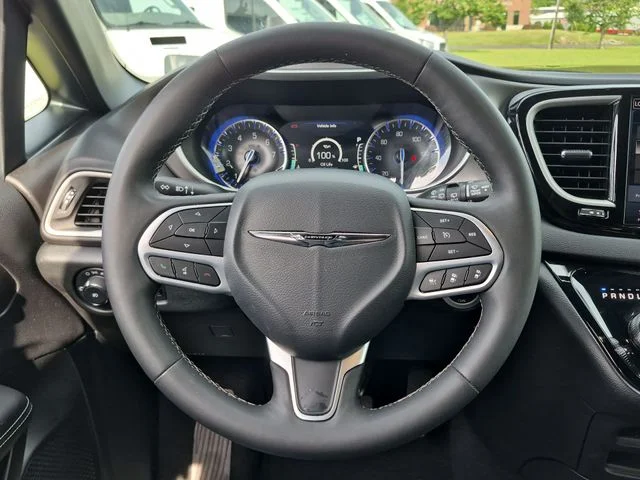 Used 2025 White Chrysler Select image 31