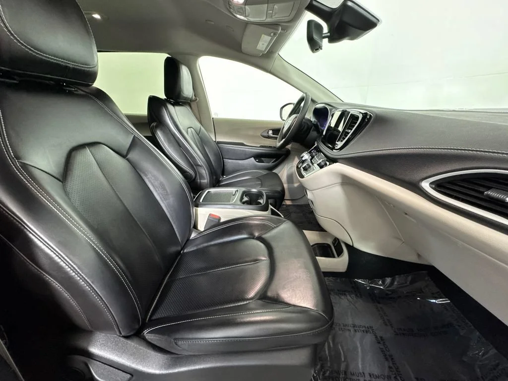 Used 2023 Black Chrysler Touring L image 8