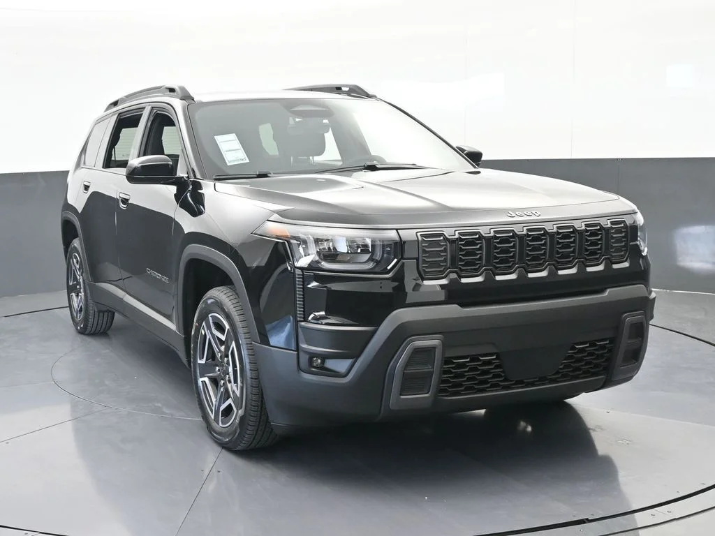 New 2026 Diamond Black Crystal Pearl-Coat Exterior Paint Jeep Laredo image 9