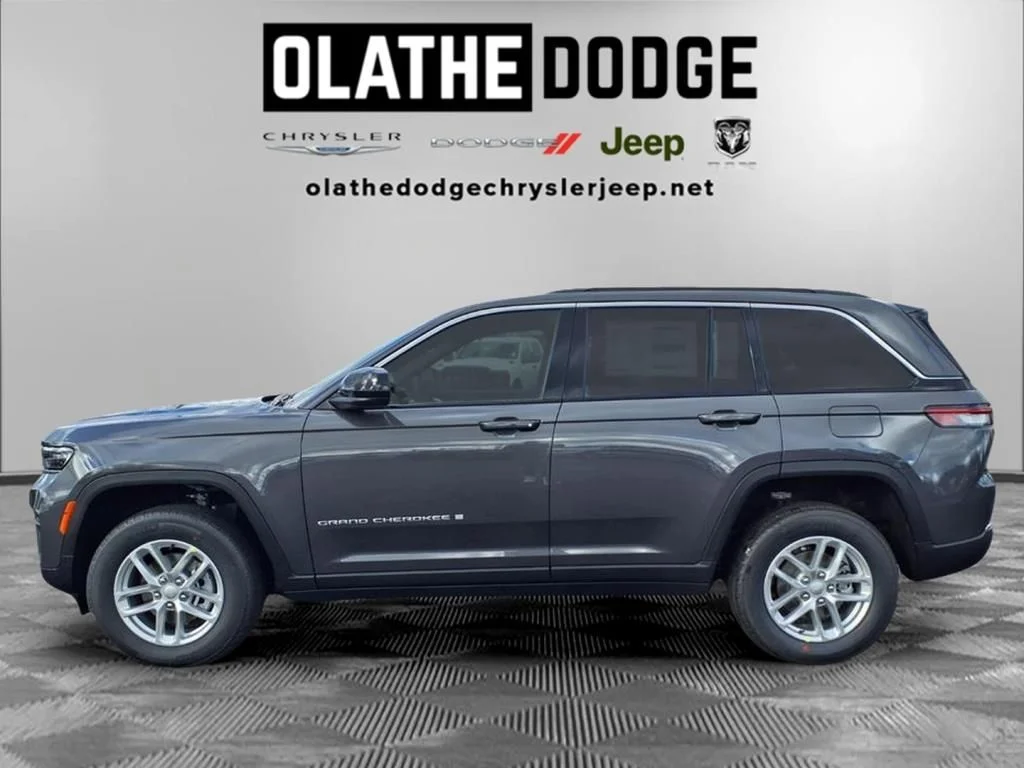 New 2025 Baltic Gray Metallic Clear-Coat Exterior Paint Jeep Laredo image 18