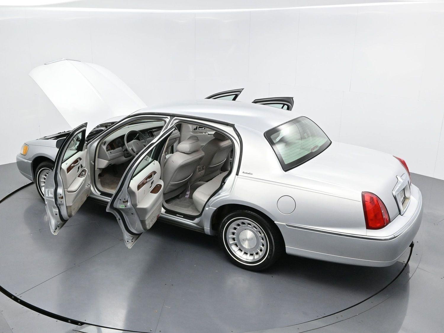 Used 2000  Lincoln Executive image 32