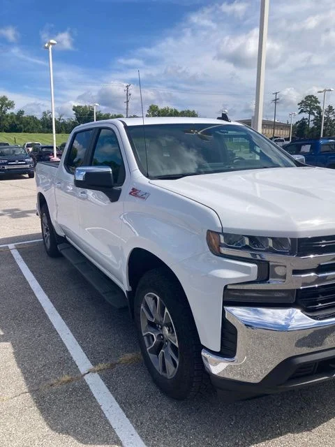 Used 2022 White Chevrolet LT image 3