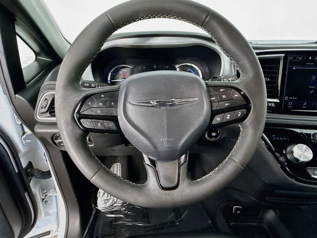 Used 2023 White Chrysler Touring L image 11