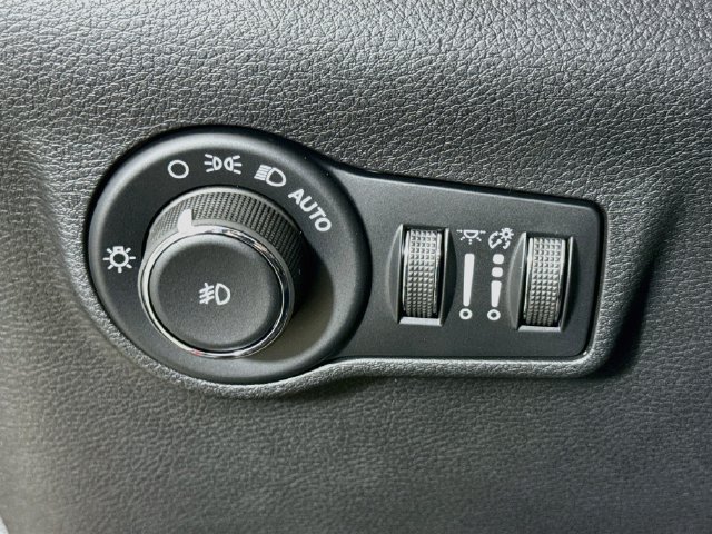 New 2026 Red Hot Pearl-Coat Exterior Paint Jeep Latitude image 10