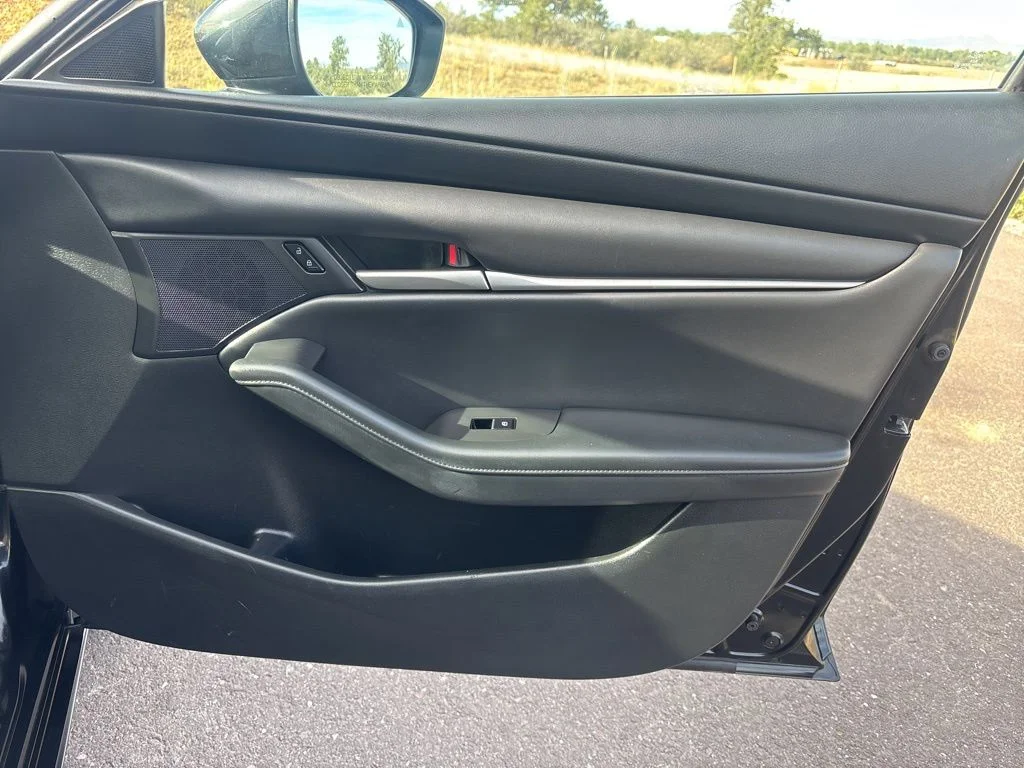 Used 2021 Black Mazda Select image 17