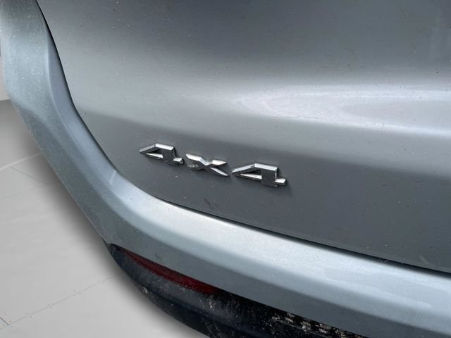 Used 2024 Silver Zynith Metallic Clearcoat Jeep Latitude image 29