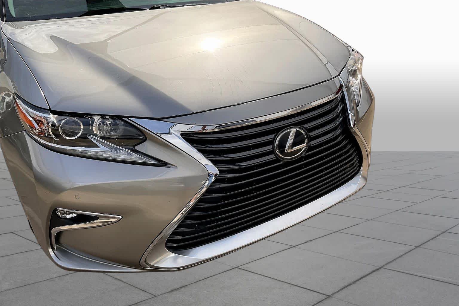 Used 2017 Atomic Silver Lexus  image 27