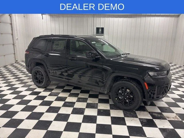 New 2026 Diamond Black Crystal Pearl-Coat Exterior Paint Jeep Altitude image 1