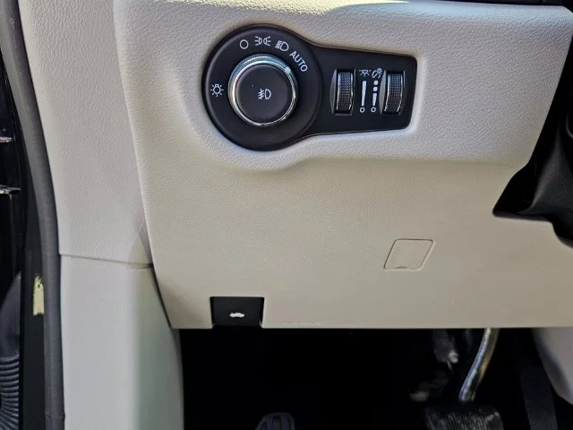 Used 2024 Black Chrysler Select image 20