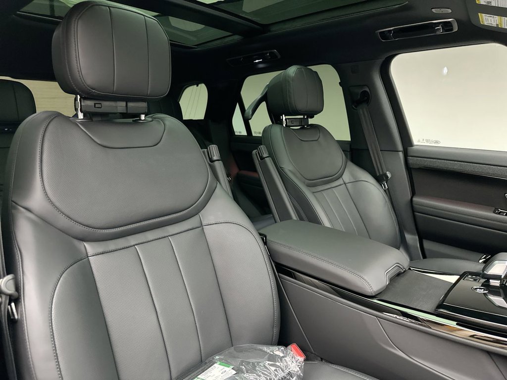 New 2027 Santorini Black Land Rover SE image 6