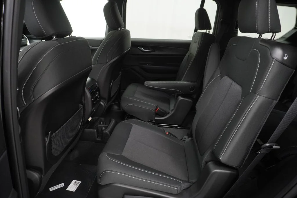New 2026 Diamond Black Crystal Pearlcoat Jeep Laredo image 17