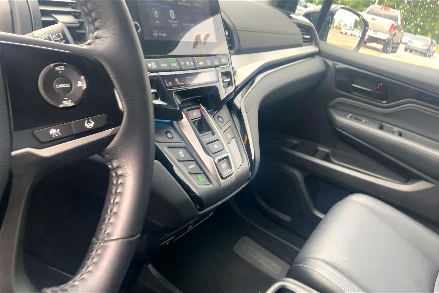 Used 2024 Sonic Gray Pearl Honda Touring image 13
