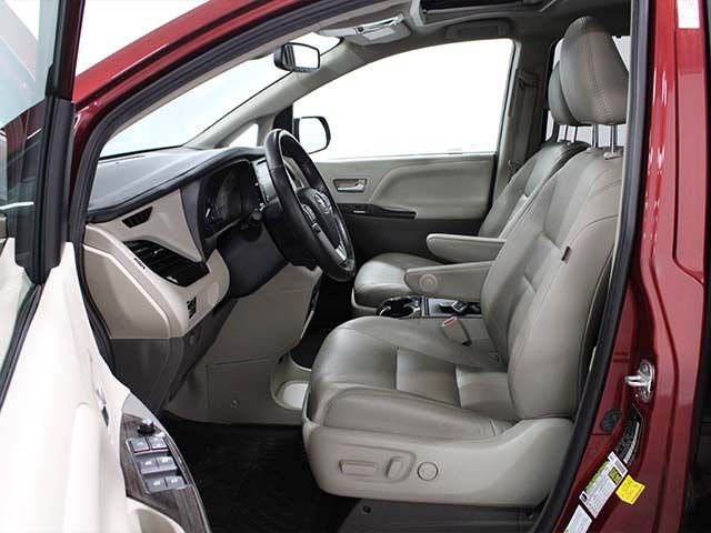 Used 2020 Salsa Red Pearl Toyota XLE 7-Passenger image 11