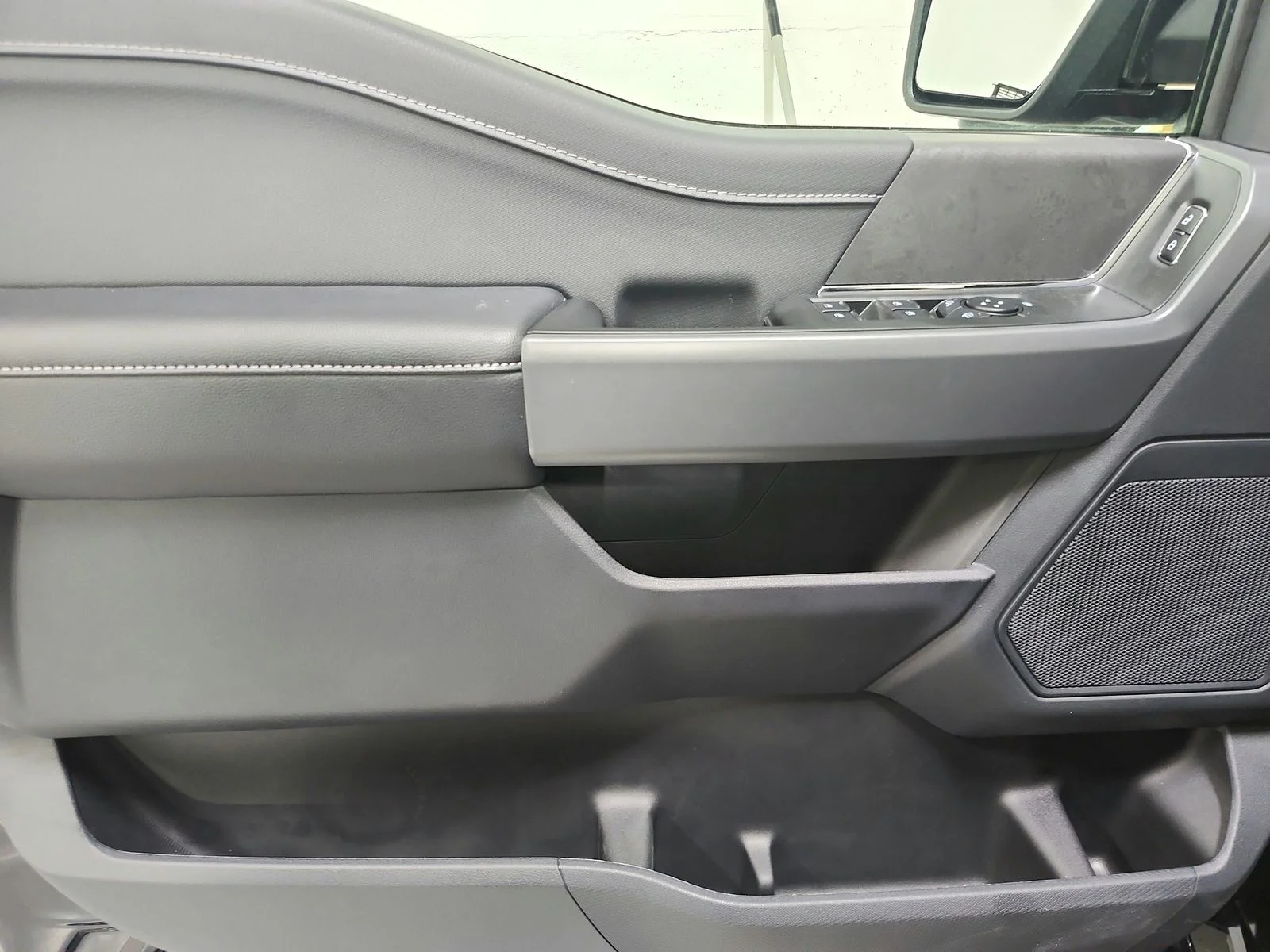 New 2026 Agate Black Metallic Ford XLT image 31