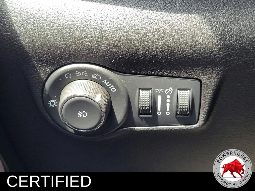 Used 2024  Jeep Latitude image 26