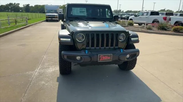 New 2023 Sarge Green Clear-Coat Exterior Paint Jeep Rubicon 4xe image 3