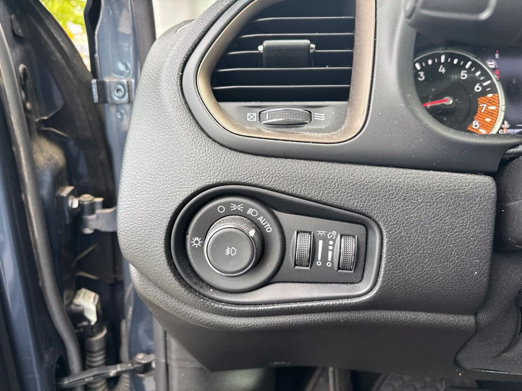 Used 2023 Blue Jeep Latitude image 14