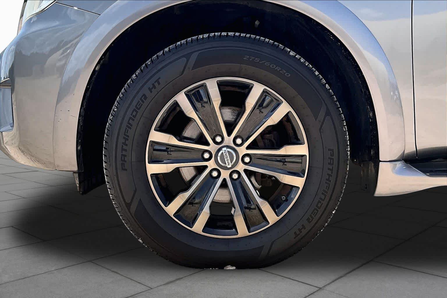Used 2017 Gun Metallic Nissan Platinum image 10