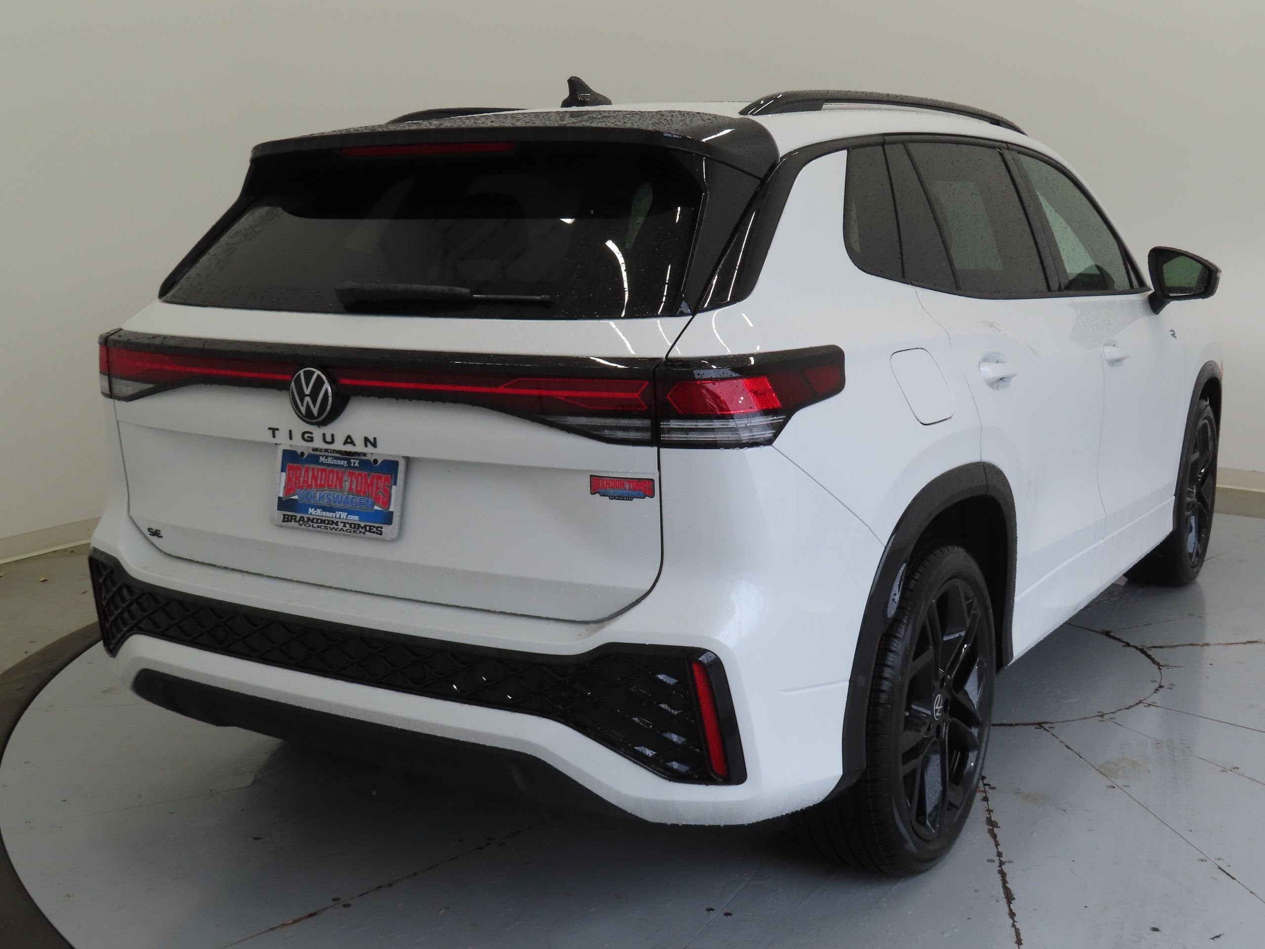 New 2026 White Volkswagen 2.0T SE R-Line Black image 3