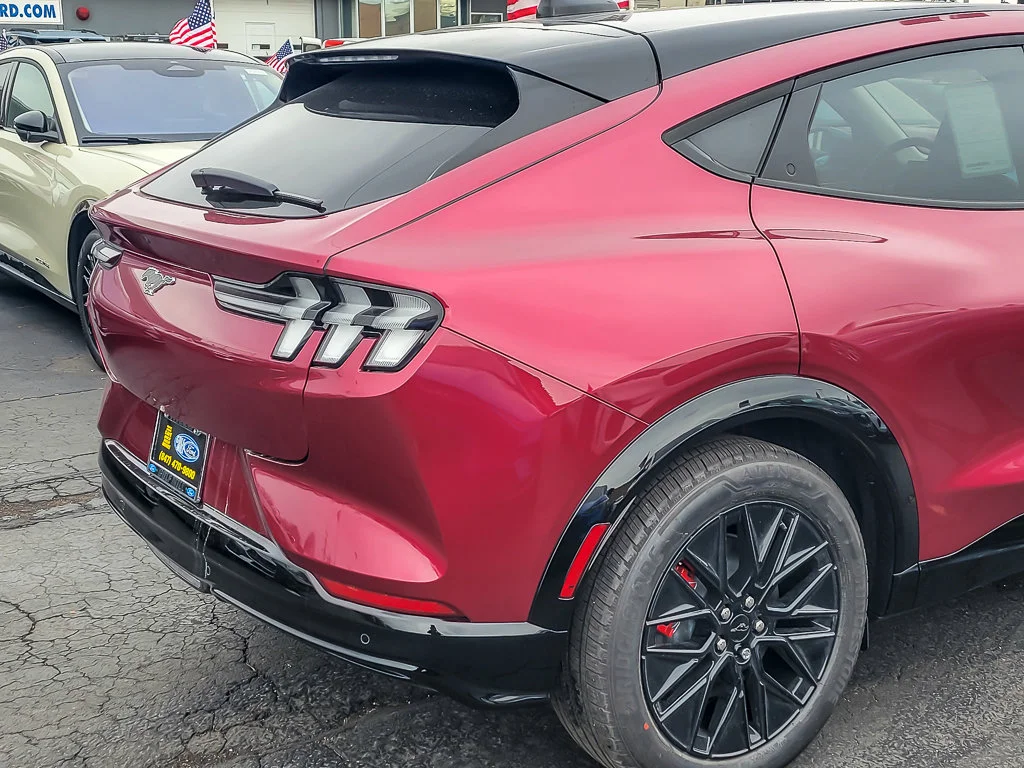 New 2025 Molten Magenta Metallic Tinted Clearcoat Ford Premium image 6