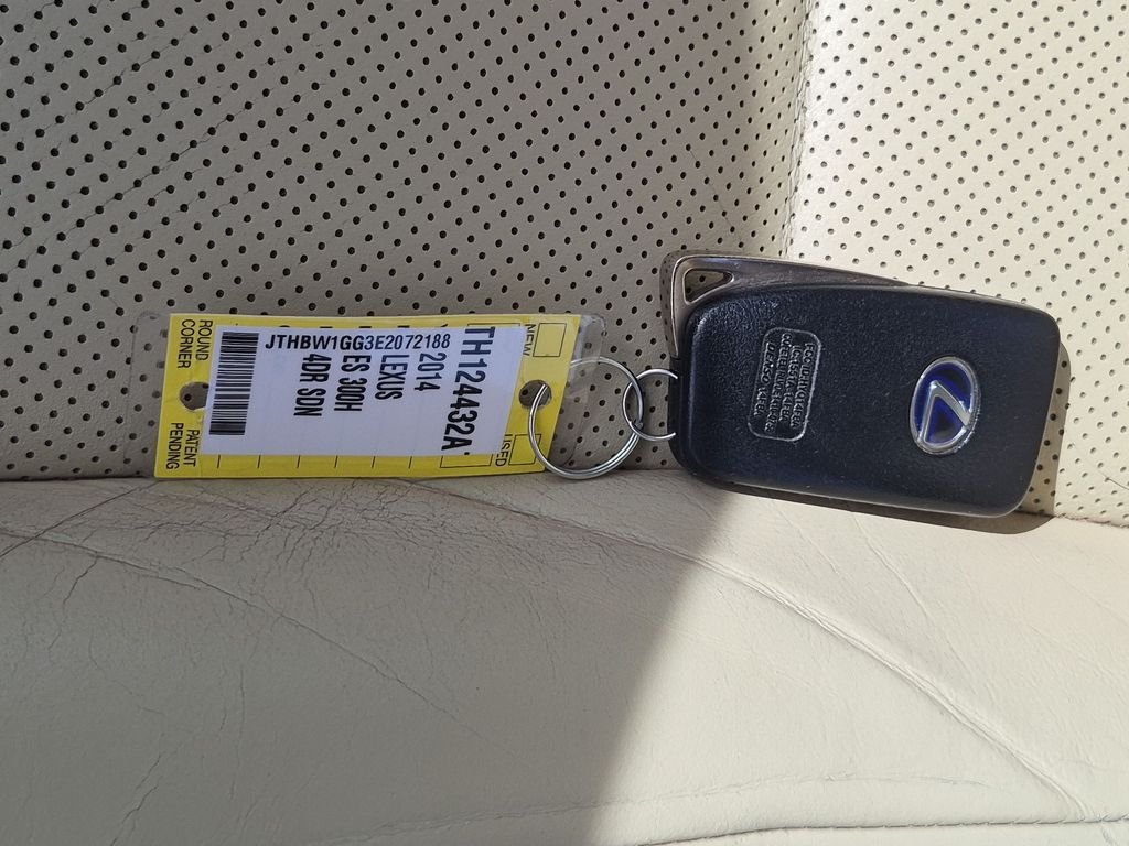 2014 Lexus ES 300h - Photo 35