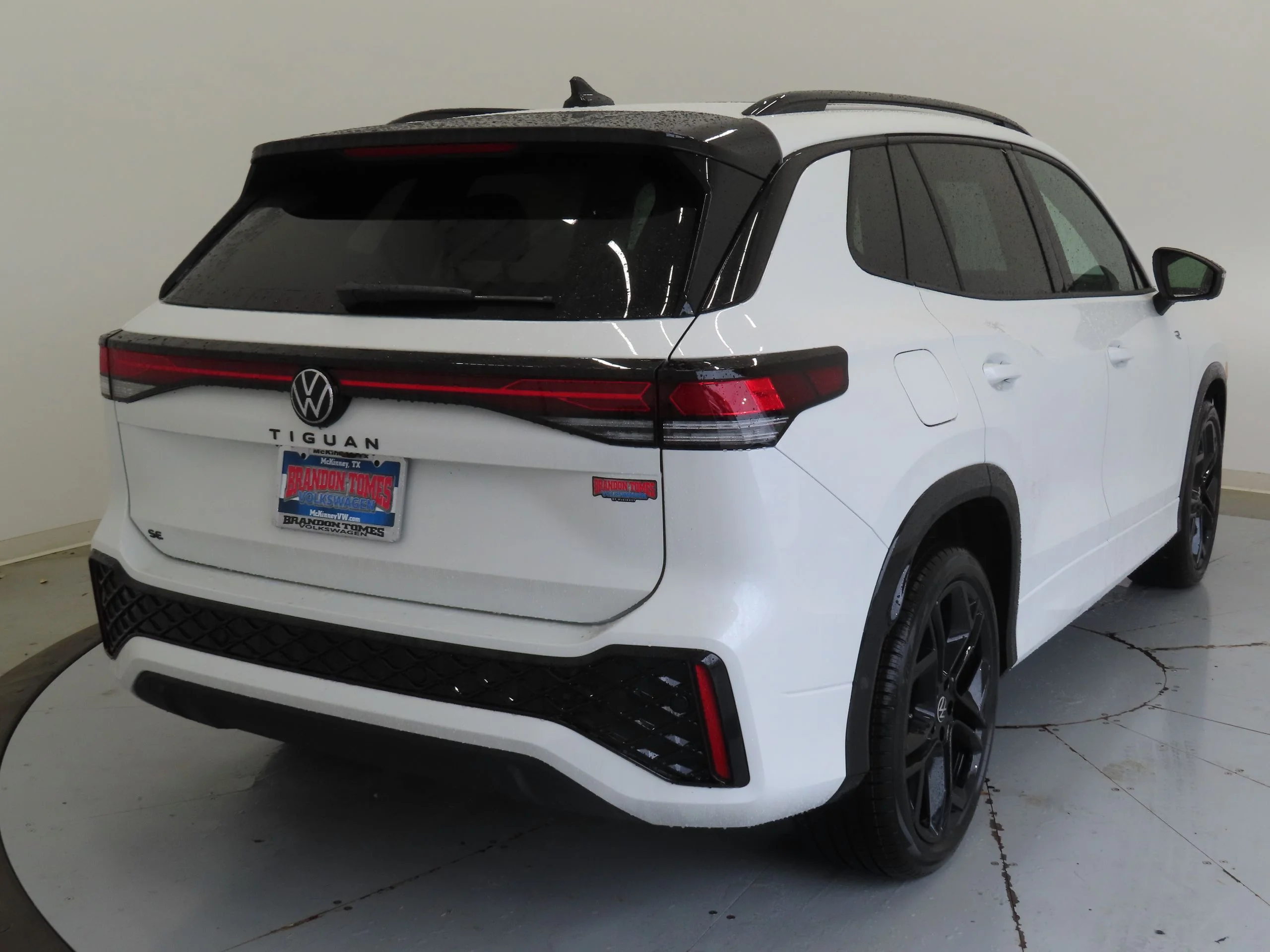New 2026 White Volkswagen 2.0T SE R-Line Black image 3