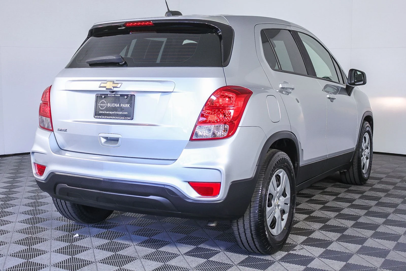Used 2018 Silver Chevrolet LS image 7