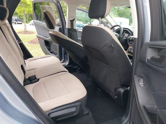 Used 2022 Blue Ford SE image 11
