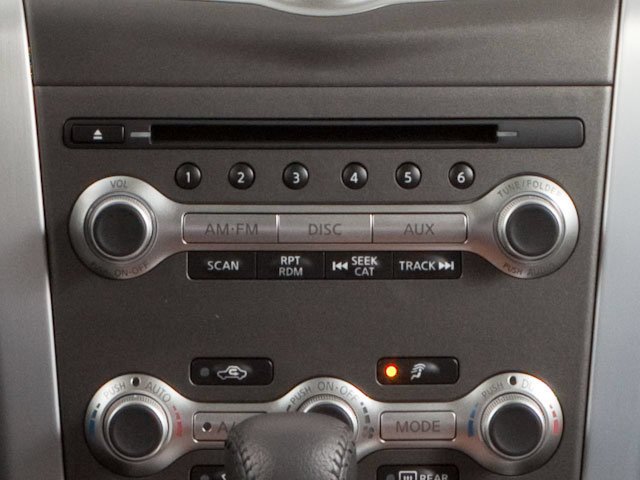 Used 2013 Super Black Clearcoat Nissan LE image 12