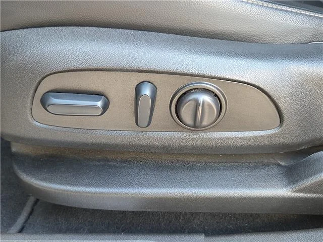 Used 2023 Sterling Metallic GMC SLT Front-Wheel Drive image 10