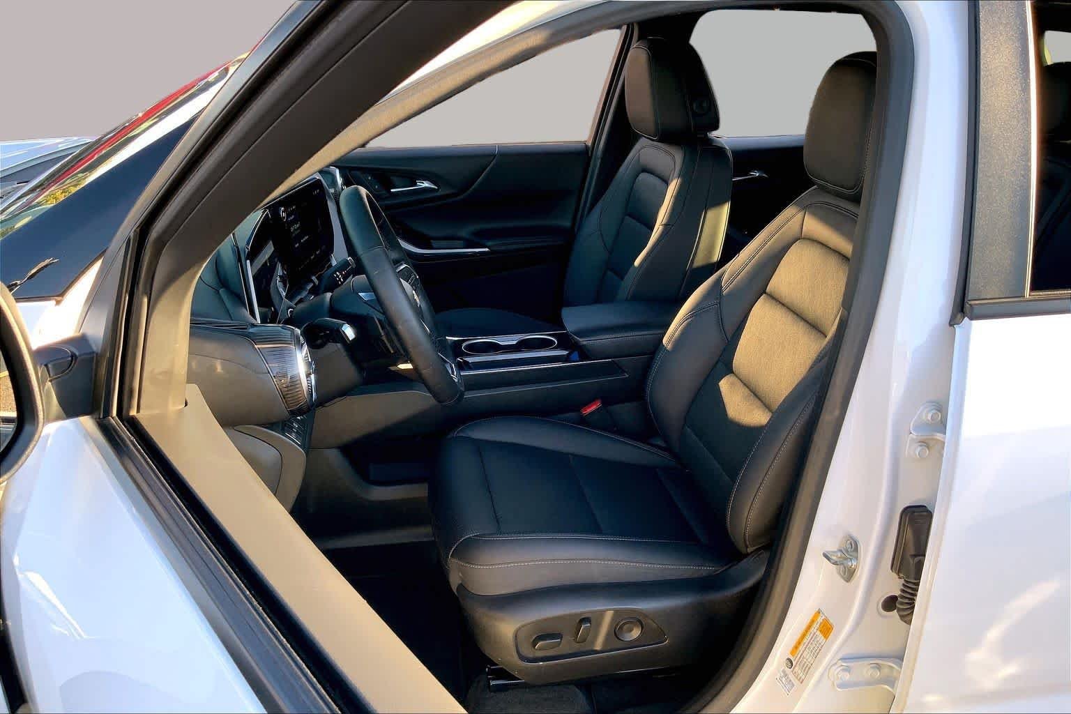 Used 2025 Summit White Chevrolet LT image 8