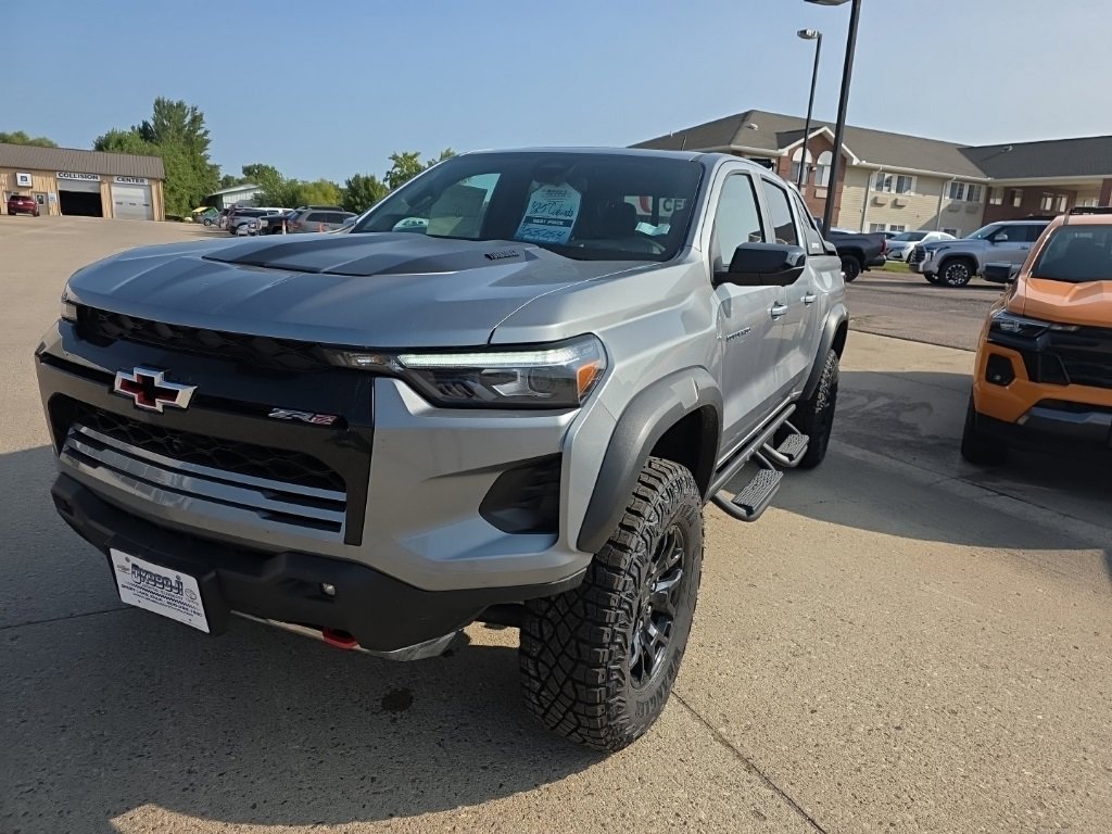 2025 Chevrolet Colorado ZR2 photo 2