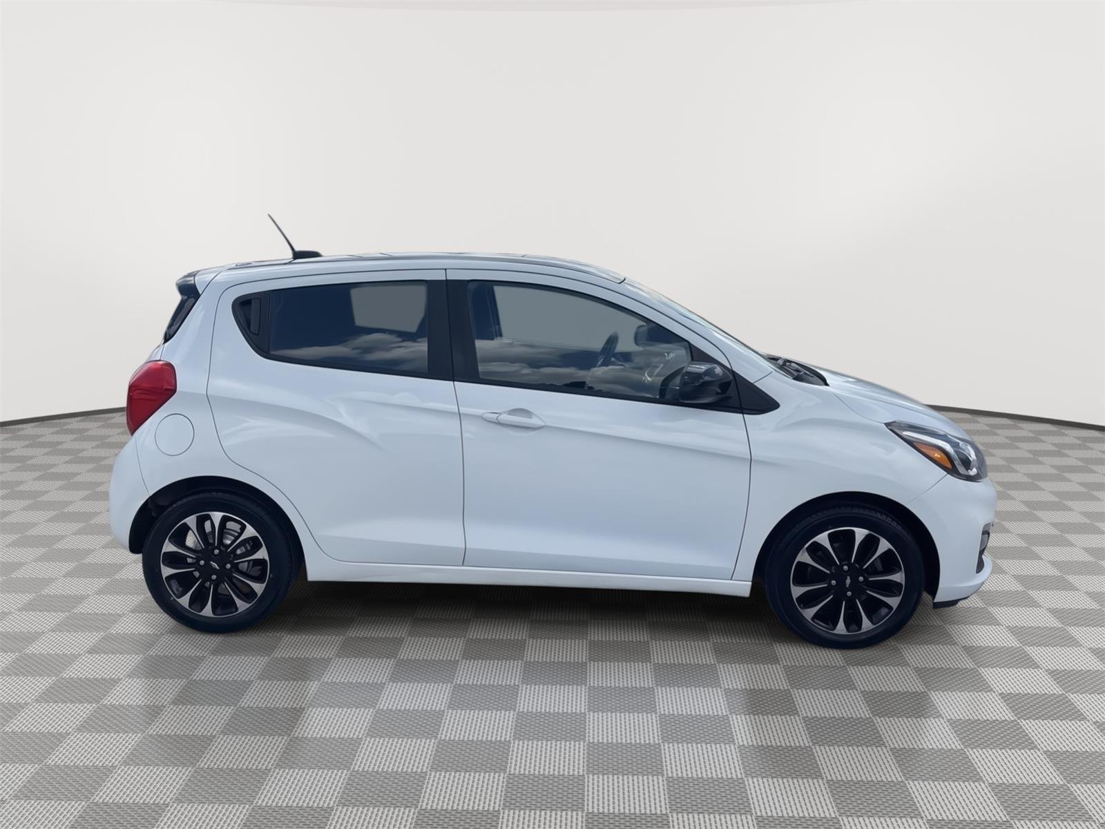 Used 2021 Summit White Chevrolet 1LT image 3